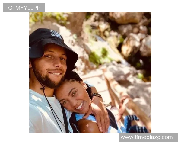 足球明星与妻子甜蜜合照展现幸福生活瞬间的精彩瞬间